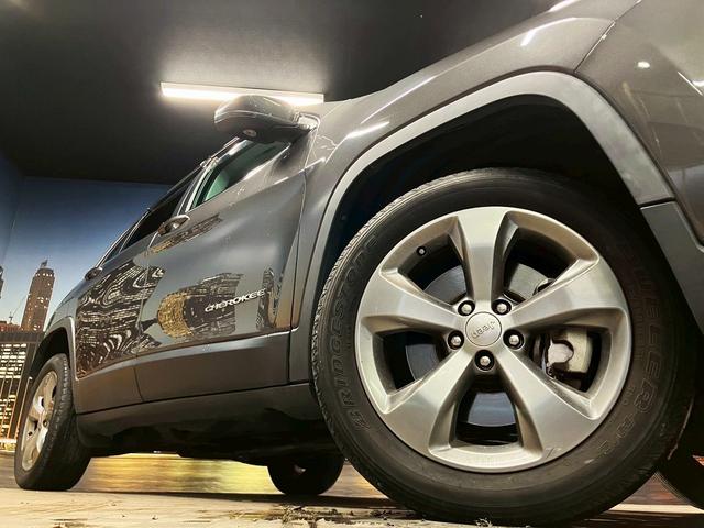 ジープ・チェロキー (禁煙車)(白本革)(メーカーナビ)(バックカメラ)(レーダークルーズ)(ルーフレール)(LEDヘッドライト)(シートヒーター&クーラー)(プッシュスタート&スマートキー)(純正18インチAW)(17枚目)
