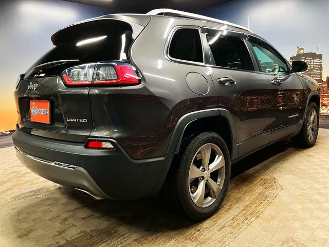 ジープ・チェロキー (禁煙車)(白本革)(メーカーナビ)(バックカメラ)(レーダークルーズ)(ルーフレール)(LEDヘッドライト)(シートヒーター&クーラー)(プッシュスタート&スマートキー)(純正18インチAW)(21枚目)