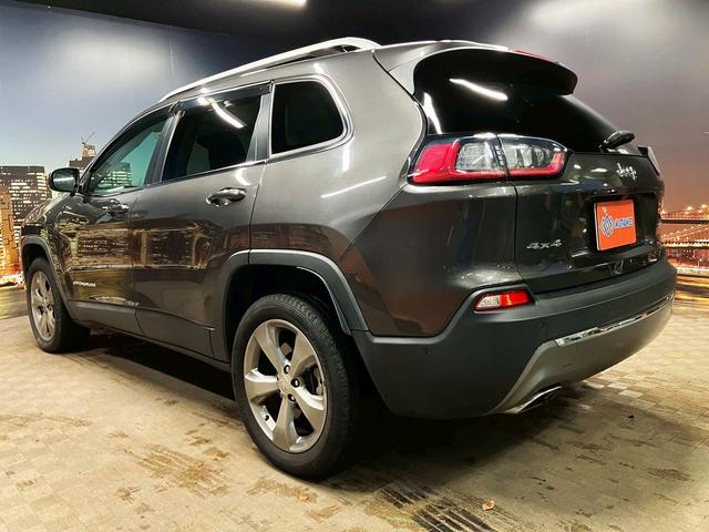 ジープ・チェロキー (禁煙車)(白本革)(メーカーナビ)(バックカメラ)(レーダークルーズ)(ルーフレール)(LEDヘッドライト)(シートヒーター&クーラー)(プッシュスタート&スマートキー)(純正18インチAW)(23枚目)