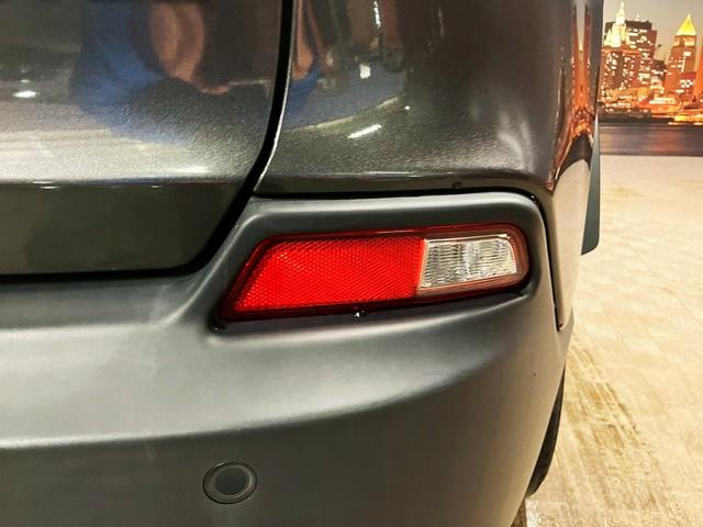 ジープ・チェロキー (禁煙車)(白本革)(メーカーナビ)(バックカメラ)(レーダークルーズ)(ルーフレール)(LEDヘッドライト)(シートヒーター&クーラー)(プッシュスタート&スマートキー)(純正18インチAW)(25枚目)