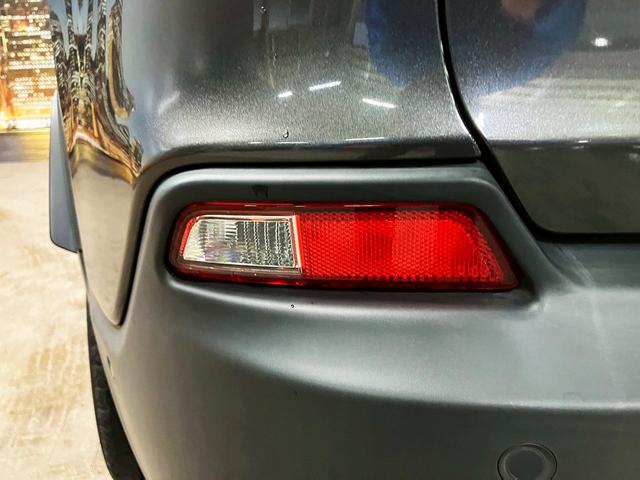 ジープ・チェロキー (禁煙車)(白本革)(メーカーナビ)(バックカメラ)(レーダークルーズ)(ルーフレール)(LEDヘッドライト)(シートヒーター&クーラー)(プッシュスタート&スマートキー)(純正18インチAW)(26枚目)