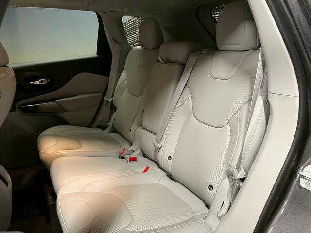 ジープ・チェロキー (禁煙車)(白本革)(メーカーナビ)(バックカメラ)(レーダークルーズ)(ルーフレール)(LEDヘッドライト)(シートヒーター&クーラー)(プッシュスタート&スマートキー)(純正18インチAW)(30枚目)