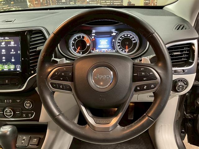 ジープ・チェロキー (禁煙車)(白本革)(メーカーナビ)(バックカメラ)(レーダークルーズ)(ルーフレール)(LEDヘッドライト)(シートヒーター&クーラー)(プッシュスタート&スマートキー)(純正18インチAW)(31枚目)