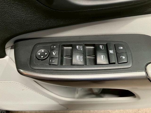 ジープ・チェロキー (禁煙車)(白本革)(メーカーナビ)(バックカメラ)(レーダークルーズ)(ルーフレール)(LEDヘッドライト)(シートヒーター&クーラー)(プッシュスタート&スマートキー)(純正18インチAW)(33枚目)