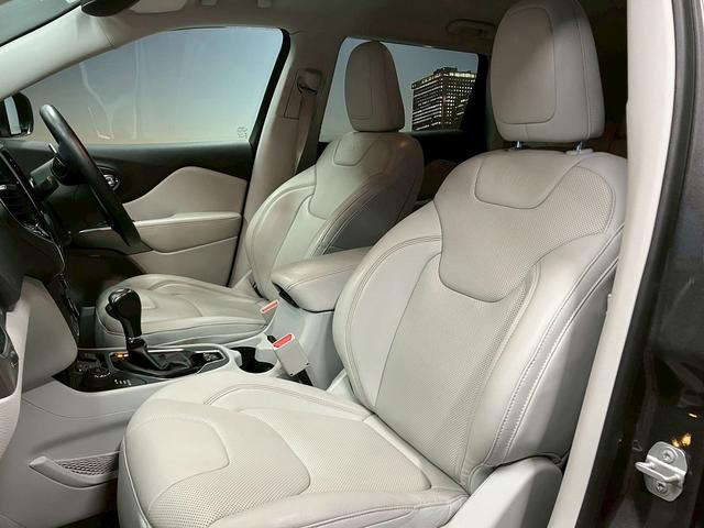 ジープ・チェロキー (禁煙車)(白本革)(メーカーナビ)(バックカメラ)(レーダークルーズ)(ルーフレール)(LEDヘッドライト)(シートヒーター&クーラー)(プッシュスタート&スマートキー)(純正18インチAW)(40枚目)