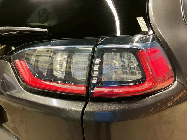 ジープ・チェロキー (禁煙車)(白本革)(メーカーナビ)(バックカメラ)(レーダークルーズ)(ルーフレール)(LEDヘッドライト)(シートヒーター&クーラー)(プッシュスタート&スマートキー)(純正18インチAW)(43枚目)