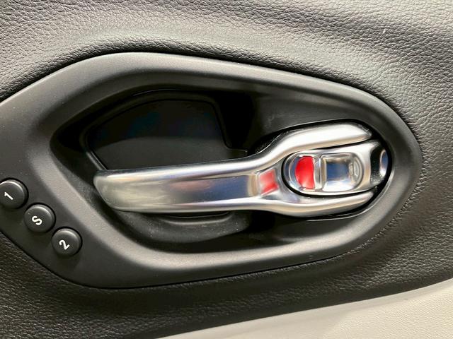 ジープ・チェロキー (禁煙車)(白本革)(メーカーナビ)(バックカメラ)(レーダークルーズ)(ルーフレール)(LEDヘッドライト)(シートヒーター&クーラー)(プッシュスタート&スマートキー)(純正18インチAW)(52枚目)