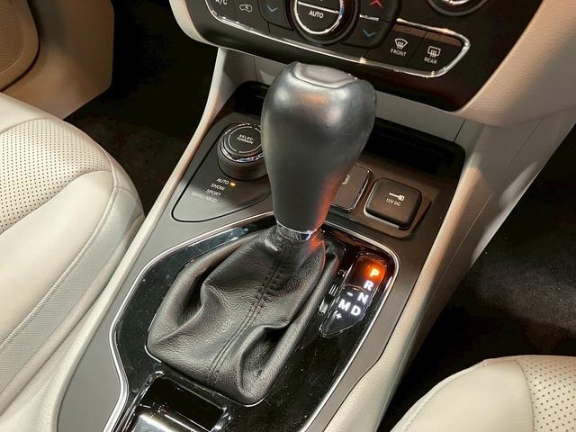 ジープ・チェロキー (禁煙車)(白本革)(メーカーナビ)(バックカメラ)(レーダークルーズ)(ルーフレール)(LEDヘッドライト)(シートヒーター&クーラー)(プッシュスタート&スマートキー)(純正18インチAW)(58枚目)