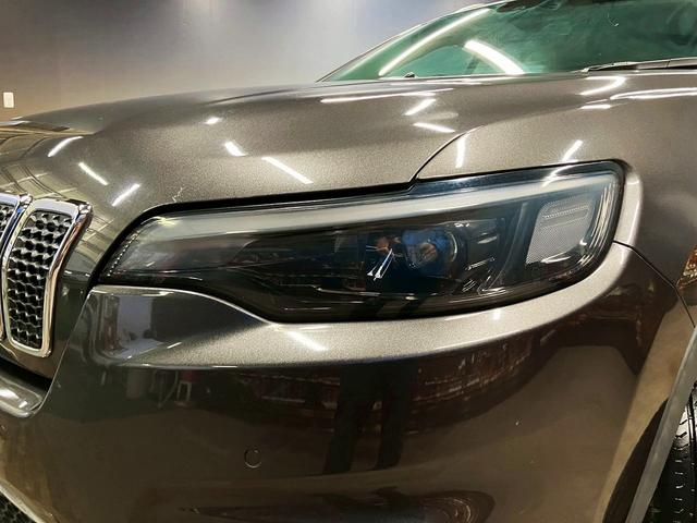 ジープ・チェロキー (禁煙車)(白本革)(メーカーナビ)(バックカメラ)(レーダークルーズ)(ルーフレール)(LEDヘッドライト)(シートヒーター&クーラー)(プッシュスタート&スマートキー)(純正18インチAW)(61枚目)