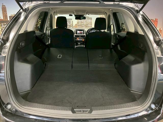 ジープ・チェロキー (禁煙車)(白本革)(メーカーナビ)(バックカメラ)(レーダークルーズ)(ルーフレール)(LEDヘッドライト)(シートヒーター&クーラー)(プッシュスタート&スマートキー)(純正18インチAW)(62枚目)