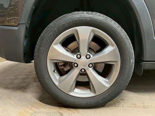 ジープ・チェロキー (禁煙車)(白本革)(メーカーナビ)(バックカメラ)(レーダークルーズ)(ルーフレール)(LEDヘッドライト)(シートヒーター&クーラー)(プッシュスタート&スマートキー)(純正18インチAW)(65枚目)