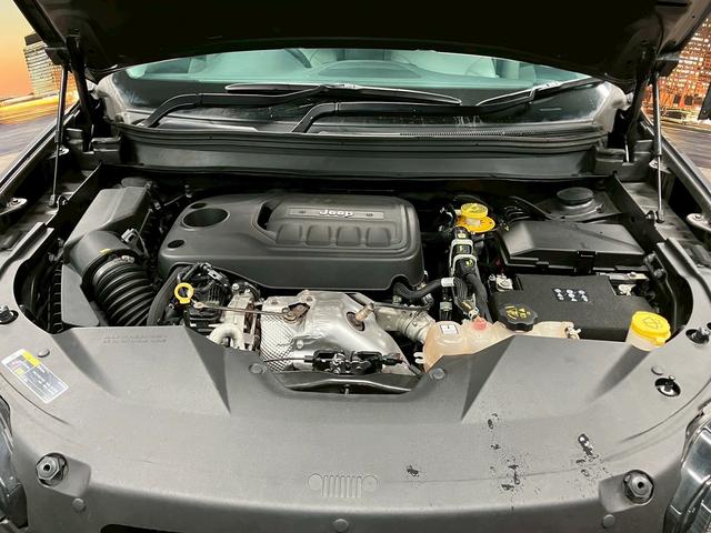 ジープ・チェロキー (禁煙車)(白本革)(メーカーナビ)(バックカメラ)(レーダークルーズ)(ルーフレール)(LEDヘッドライト)(シートヒーター&クーラー)(プッシュスタート&スマートキー)(純正18インチAW)(66枚目)