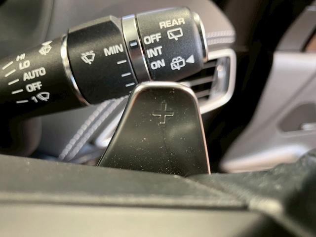 Fペイス S 4WD(禁煙車)(茶本革シート)(クルコン)(全周囲カメラ)(メーカーナビ)(シートヒーター&エアコン)(パワーバックドア)(パドルシフト)(LEDヘッドライト)(ETC)(純正20インチAW)(9枚目)