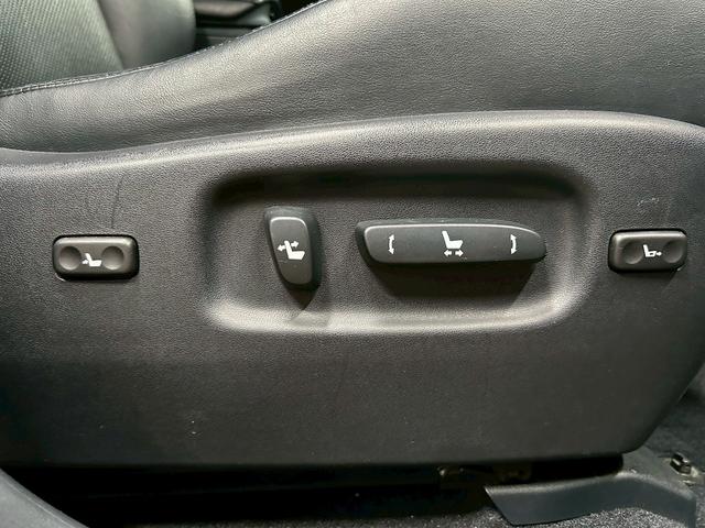 【パワーシート】電動でシートポジションの変更が可能です。手動式より細かくシート設定が可能ですのでより快適な姿勢でドライブを楽しんで頂けるでしょう。