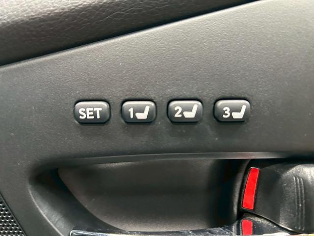 【運転席ポジションメモリー付パワーシート】ワンタッチで記憶させていたシートの前後・リクライニングはもちろんシートリフターも備えます☆快適なドライブをお楽しみ下さい♪