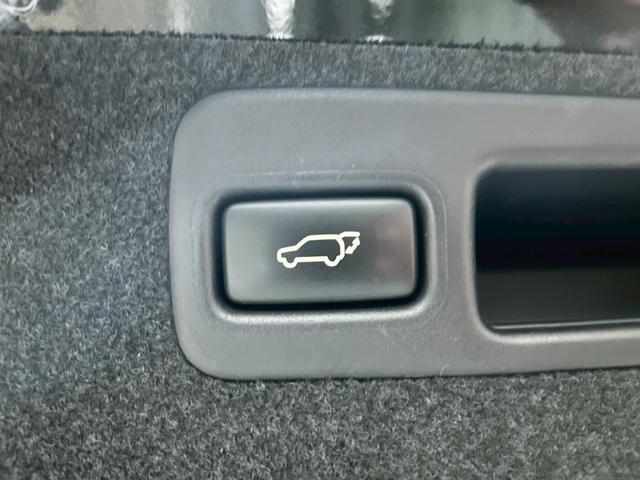 【パワーバックドア】ワンタッチでバックドアが開き、閉める場合もワンタッチで操作可能で便利性ＵＰです☆運転席からも、スマートキーからの操作も可能です♪