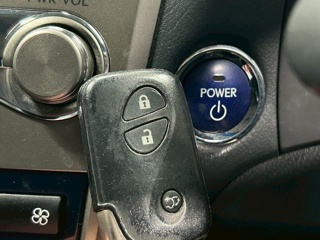 【スマートキー＆プッシュスタート】ドアハンドルを軽く握るだけでドアロックを解錠でき、施錠はドアハンドルのロックスイッチを押すだけでブレーキを踏みながらエンジンスイッチを押すだけで、エンジンが始動！