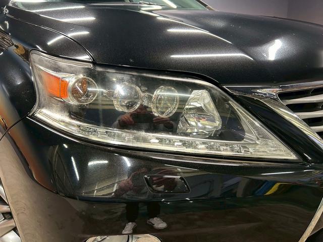 【ＬＥＤヘッドランプ】ハロゲンヘッドランプの約２倍の光量でより明るく遠くを照らし、夜間走行時の視認性を高める。さらに長寿命や、省電力も魅力。