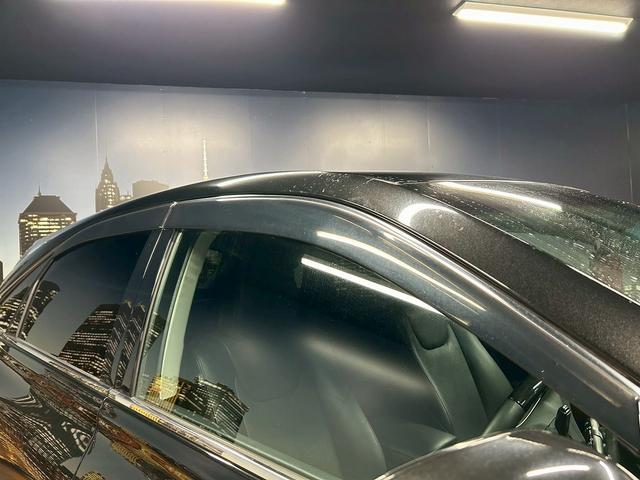 【ドアバイザー】装備です！雨が降っているときに窓を開ける場合は、ドアバイザーがあると便利です。窓の上部を少し開ける程度ならドアバイザーが雨を防ぎます☆