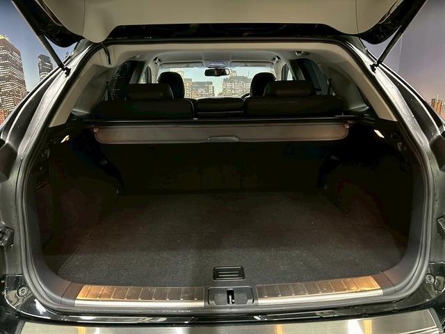 トランクスペースも充分な広さがございます。ゴルフバッグも収納可能です。