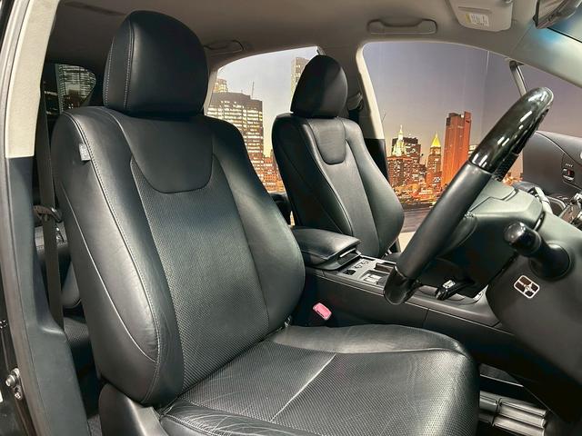 運転席も広々としており運転しやすい環境を実現しています☆室内クリーニングも実施済みです。