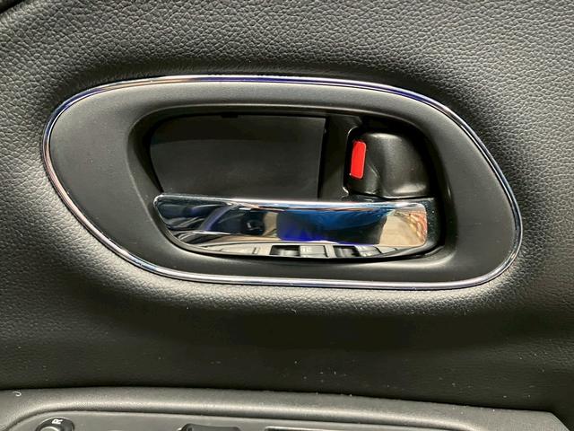 ヴェゼル ハイブリッドＺ　（禁煙車）（カロッツェリア製ＳＤナビ）（社外後席モニター）（黒半革）（デジタルインナーミラー）（ブレーキホールド）（ルーフレール）（パドルシフト）（シートヒーター）（ＥＴＣ）（純正１７インチＡＷ）（41枚目）