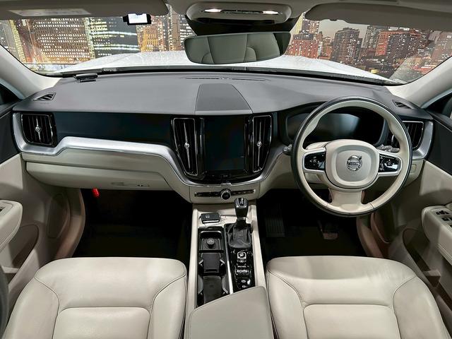 ＸＣ６０ Ｄ４　ＡＷＤ　モーメンタム　（禁煙車）（４ＷＤ）（白本革シート）（メーカーメモリーナビ）（レーダークルーズ）（コーナーセンサー）（アラウンドビューモニター）（パワーシート）（シートヒーター）（ＢＳＭ）（純正１８インチＡＷ）（5枚目）