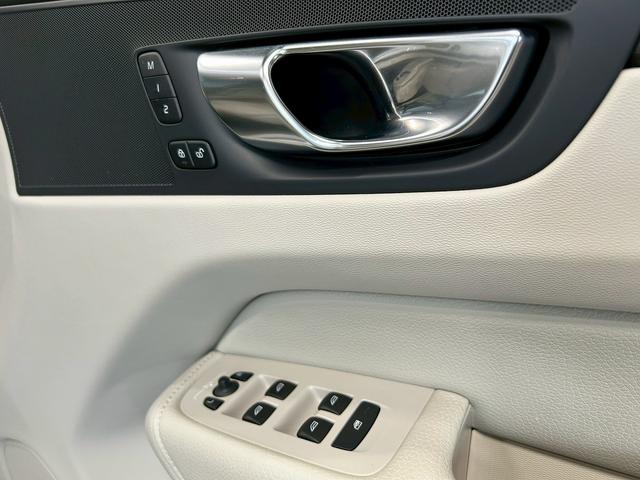 ＸＣ６０ Ｄ４　ＡＷＤ　モーメンタム　（禁煙車）（４ＷＤ）（白本革シート）（メーカーメモリーナビ）（レーダークルーズ）（コーナーセンサー）（アラウンドビューモニター）（パワーシート）（シートヒーター）（ＢＳＭ）（純正１８インチＡＷ）（11枚目）