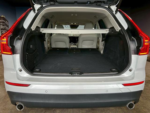 ＸＣ６０ Ｄ４　ＡＷＤ　モーメンタム　（禁煙車）（４ＷＤ）（白本革シート）（メーカーメモリーナビ）（レーダークルーズ）（コーナーセンサー）（アラウンドビューモニター）（パワーシート）（シートヒーター）（ＢＳＭ）（純正１８インチＡＷ）（17枚目）