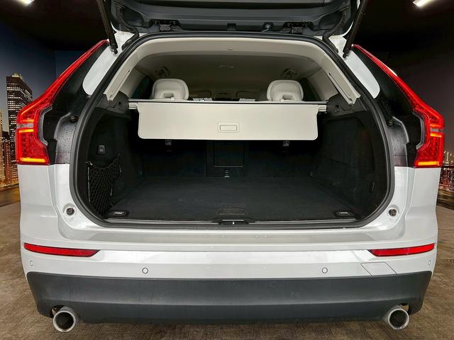 ＸＣ６０ Ｄ４　ＡＷＤ　モーメンタム　（禁煙車）（４ＷＤ）（白本革シート）（メーカーメモリーナビ）（レーダークルーズ）（コーナーセンサー）（アラウンドビューモニター）（パワーシート）（シートヒーター）（ＢＳＭ）（純正１８インチＡＷ）（18枚目）