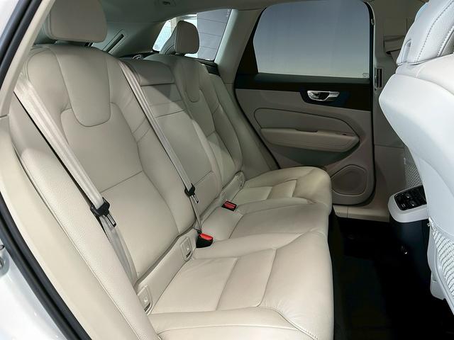 ＸＣ６０ Ｄ４　ＡＷＤ　モーメンタム　（禁煙車）（４ＷＤ）（白本革シート）（メーカーメモリーナビ）（レーダークルーズ）（コーナーセンサー）（アラウンドビューモニター）（パワーシート）（シートヒーター）（ＢＳＭ）（純正１８インチＡＷ）（20枚目）