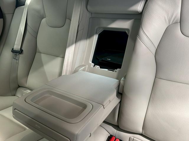 ＸＣ６０ Ｄ４　ＡＷＤ　モーメンタム　（禁煙車）（４ＷＤ）（白本革シート）（メーカーメモリーナビ）（レーダークルーズ）（コーナーセンサー）（アラウンドビューモニター）（パワーシート）（シートヒーター）（ＢＳＭ）（純正１８インチＡＷ）（43枚目）