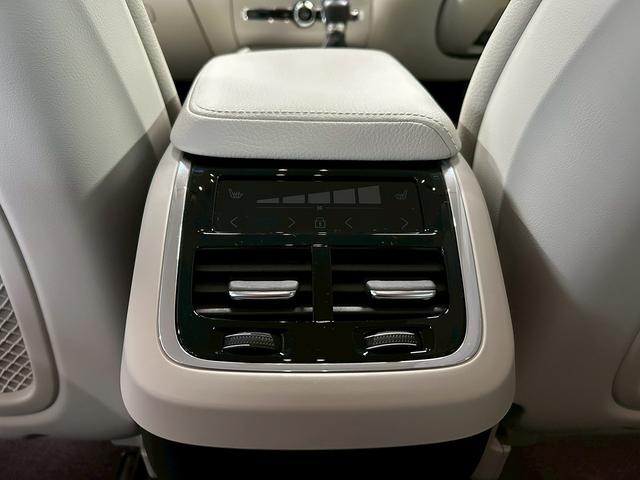 ＸＣ６０ Ｄ４　ＡＷＤ　モーメンタム　（禁煙車）（４ＷＤ）（白本革シート）（メーカーメモリーナビ）（レーダークルーズ）（コーナーセンサー）（アラウンドビューモニター）（パワーシート）（シートヒーター）（ＢＳＭ）（純正１８インチＡＷ）（44枚目）