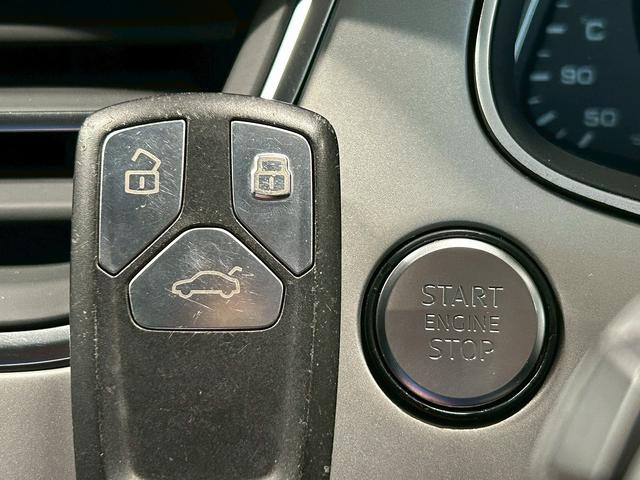 �y�X�}�[�g�L�[���v�b�V���X�^�[�g�z�h�A�n���h�����y�����邾���Ńh�A���b�N�������ł��A�{���̓h�A�n���h���̃��b�N�X�C�b�`�����������Ńu���[�L�𓥂݂Ȃ���G���W���X�C�b�`�����������ŁA�G���W�����n���I