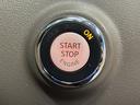 【スマートキー＆プッシュスタート】ドアハンドルを軽く握るだけでドアロックを解錠でき、施錠はドアハンドルのロックスイッチを押すだけでブレーキを踏みながらエンジンスイッチを押すだけで、エンジンが始動！