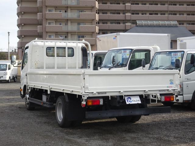 平ボディー　積載量３ｔ　ワイド　ロング　全低床　車両総重量７．５ｔ未満　荷台床板張り　アオリ開閉補助装置　衝突軽減ブレーキ　車線逸脱警報装置　社外ナビ／ＴＶ　両側電格ミラー　ミラーヒーター　ＥＴＣ(2枚目)