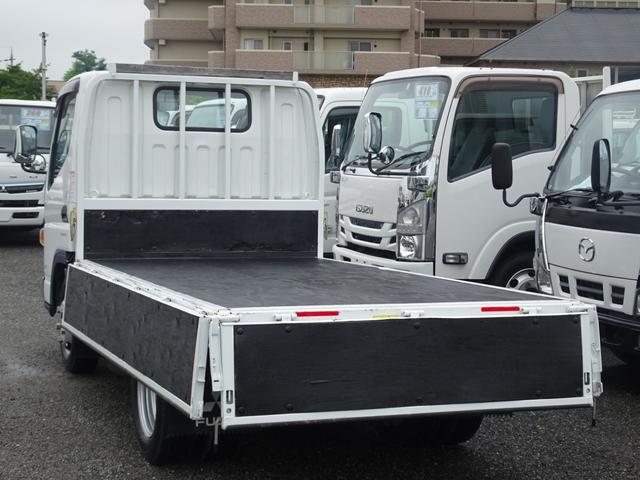 キャンター 平ボディ・積載量２ｔ・車両総重量５ｔ未満・全低床　積載量２０００ｋｇ　車両総重量５ｔ未　全低床　４ナンバー　１０尺　荷台床板張り　衝突軽減ブレーキ　車線逸脱警報装置　左電格ミラー　ドライブレコーダー　シートカバー　キーレス　ＥＴＣ　メッキ架装（17枚目）