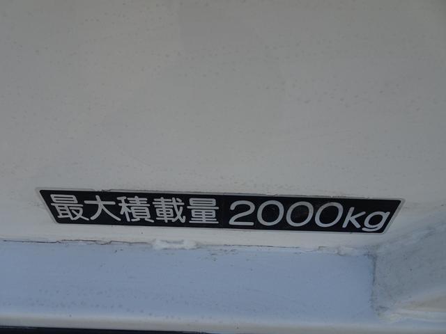 フルジャストロー　平ボディ・パワーゲート付・積載量２ｔ　新明和製パワーゲート　積載量２０００ｋｇ　車両総重量４９７５ｋｇ　全低床　４ナンバー　１０尺　荷台床鉄板張り　ゲート最大昇降能力６００ｋｇ　両側電格ミラー　ＥＴＣ(23枚目)