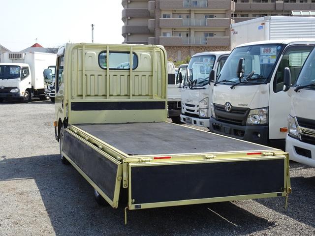 アトラストラック 平ボディ・積載量１．５ｔ・車両総重量３３０５ｋｇ・低床　積載量１５００ｋｇ　車両総重量３３０５ｋｇ　低床　４ナンバー　１０尺　荷台床板張り　リアＷタイヤ　左電格ミラー　ＥＴＣ　坂道発進補助装置　キーレス（16枚目）