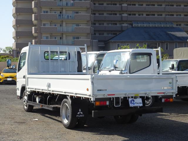 平ボディー　積載量３ｔ　ワイド　ロング　全低床　車両総重量５９０５ｋｇ　荷台床板張り　アオリ開閉補助装置　衝突軽減ブレーキ　車線逸脱警報装置　イージーアクセスキー　ＬＥＤヘッドライト　左電格ミラー(2枚目)