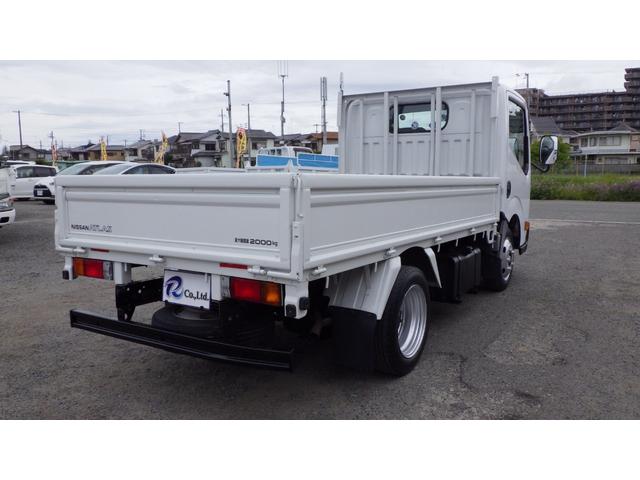 アトラストラック 平ボディ　２トン　１０尺　標準　全低床　ＭＴ　ディーゼル　荷台内寸　３１０×１６０×３８　車両外寸　４６９×１６９×１９９　車両総重量５．０ｔ未満　準中型免許証　４ナンバー　エンジン型式　ＺＤ３０　３０００ｃｃ　保証付　小型　トラック（22枚目）