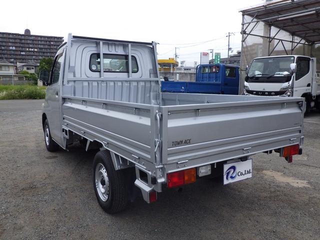 タウンエーストラック 平ボディ　０．８ｔ　ＭＴ　ガソリン　０．８トン　普通免許　荷台内寸　２５０×１６０×３６　車両外寸　４２７×１６７×１８９　車両総重量３．５ｔ未満　新普通免許証　４ナンバー　エンジン型式　３ＳＺ　１５００ＣＣ　保証付　小型　トラック（20枚目）