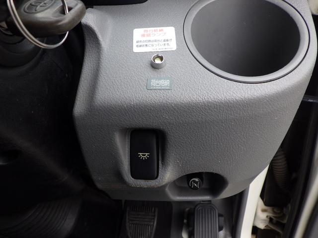 トヨエース セーフティーローダー　積載２．７ｔ　ＭＴ　ディーゼル　荷台内寸５６０×２０６×８　車両外寸７６５×２１８×２１９　車両総重量７．５ｔ未満　準中型免許証　１ナンバー　エンジン型式Ｎ０４Ｃ　４０００ＣＣ　保証付　小型　トラック（14枚目）