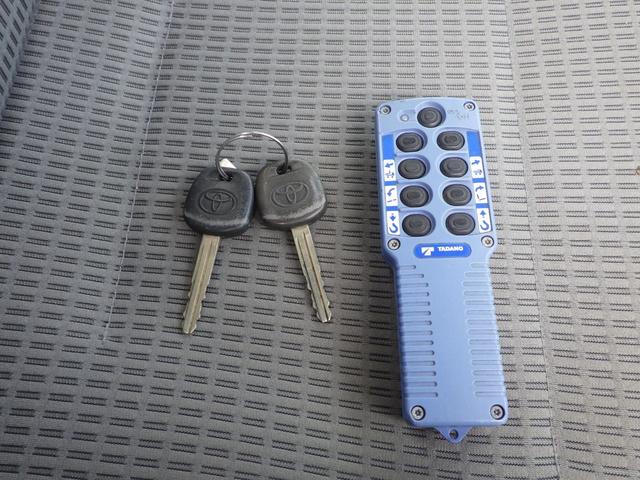 トヨエース セーフティーローダー　積載２．７ｔ　ＭＴ　ディーゼル　荷台内寸５６０×２０６×８　車両外寸７６５×２１８×２１９　車両総重量７．５ｔ未満　準中型免許証　１ナンバー　エンジン型式Ｎ０４Ｃ　４０００ＣＣ　保証付　小型　トラック（51枚目）