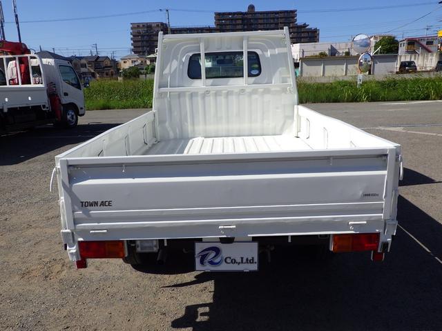 タウンエーストラック 平ボディ　ＤＸ　積載０．８ｔ　ＡＴ　ガソリン　荷台内寸２５０×１６０×３７　車両外寸４２７×１６７×１８９　車両総重量３．５ｔ未満　新普通免許証　４ナンバー　エンジン型式３ＳＺ　１５００ＣＣ　保証付　小型　トラック（5枚目）