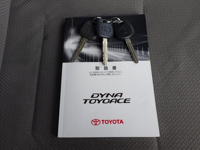 トヨエース 平ボディ　積載１．４５ｔ　１０尺　低床　ＭＴ　ディーゼル　荷台内寸３１０×１６０×３７　車両外寸４６９×１６９×１９８　車両総重量３．５ｔ未満　荷台地上高７３　普通免許　４ナンバー　エンジン型式　１ＫＤ　１４５０ｃｃ　保証付　小型　トラック（48枚目）