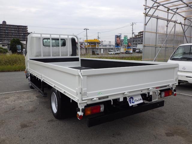 デュトロ 平ボディ　積載２ｔ　ワイド　ロング　ＭＴ　ディーゼル　荷台内寸４３４×２０６×３８　車両外寸６１９×２１８×２２３　車両総重量５．０ｔ未満　準中型免許証　１ナンバー　エンジン型式Ｎ０４Ｃ　４０００ＣＣ　保証付　小型　トラック（2枚目）