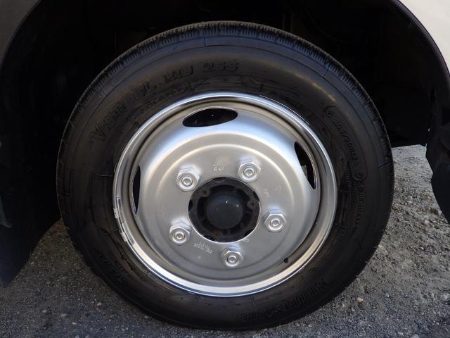 デュトロ 平ボディ　積載２ｔ　ワイド　ロング　ＭＴ　ディーゼル　荷台内寸４３４×２０７×３７　車両外寸６１９×２１９×２２３　車両総重量５．０ｔ未満　準中型免許　１ナンバー　エンジン型式Ｎ０４Ｃ　４０００ｃｃ　保証付　小型　トラック（33枚目）