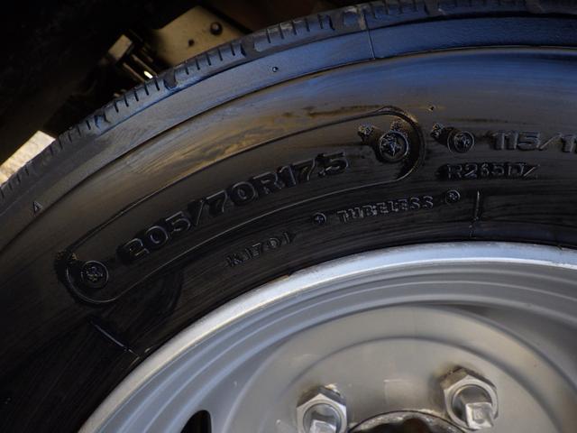 デュトロ 平ボディ　積載２ｔ　ワイド　ロング　ＭＴ　ディーゼル　荷台内寸４３４×２０７×３７　車両外寸６１９×２１９×２２３　車両総重量５．０ｔ未満　準中型免許　１ナンバー　エンジン型式Ｎ０４Ｃ　４０００ｃｃ　保証付　小型　トラック（36枚目）