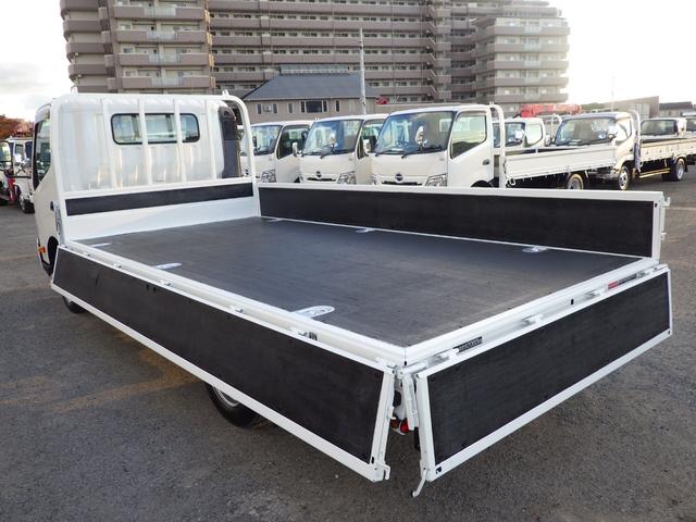 デュトロ 平ボディ　積載２ｔ　ワイド　ロング　ＭＴ　ディーゼル　荷台内寸４３４×２０７×３８　車両外寸６１９×２１９×２２３　車両総重量５．０ｔ未満　準中型免許証　１ナンバー　エンジン型式Ｎ０４Ｃ　４０００ＣＣ　保証付　小型　トラック（18枚目）